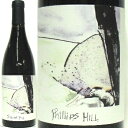 ワイン名 Phillips Hill Estate 2013 Valenti Vineyard Pinot Noir Mendocino Ridge＝ 750ml 産国 アメリカ、カリフォルニア州 産地呼称・格付 ／AVA：メンドシーノ・リッジ 生産者 フィリップス・ヒル・エステイト オーナー &amp; ワインメーカー オーナー：トビー・ヒル氏 品種 　ピノ・ノワール100％ (ディジョン667、ポマール、ロキオリのクローン) 樹齢 収穫 2013年9月13日、17日&amp;26日 醸造 ディジョン667,ポマール,ロキオリの3種類のクローンを天然酵母で醗酵。50%はフレンチオーク・バリックで、50%はタンクで11か月熟成。 瓶詰 2015年4月瓶詰 アルコール度 13．4％ 容量 750ml 生産本数 3，000本 タイプ 赤ワイン。フルボディ 評価 インポーター モトックス　( 4997678484156 ) サービス 16℃～19℃／ now ～　2028年 保存方法 紫外線を避け、冷暗所 ＊クール便はオプションで有料（250円）になります。ご希望の方はクール便のご指定をお願いいたします。改めてクール料金を加算して計算書をお知らせいたします。沿岸部の標高400m メンドシーノ・リッジの山間部に浮かぶ“天空の島” Valenti Vineyard ディジョン667,ポマール,ロキオリの3種類のクローンを天然酵母で醗酵 とにかく奥行きが凄い！ヴェルベットの質感 苺やさくらんぼのアロマ。口に含むと果実味に加えてセージやオレンジの皮、スパイス、大地などの複雑味が広がり 余韻の酸が美しいフィニッシュをうみます。 Maker Tasting Notes: Bright and lively, strawberry and cherry aromas are enhanced by notes of sage,, and orange peel, raspberries, hints of spice and an underlying earthiness ending in a cleansing streak of acidity. 毎年、4種類ほどのピノ・ノワールが異なった畑から生みだされます。それぞれのラベルにはヒル氏自らが描いたアーティスティックな絵画が印刷され、味わいだけでなく視覚という角度からも氏のメッセージを伝えています。 　 　 1997年、建築関係のカラーリストであったトビー・ヒル氏が、カリフォルニアにおける ピノ・ノワールの銘醸地として知られる冷涼な産地、アンダーソン・ヴァレーに設立。 2002年メンドシーノ郡、コンプチに位置するピノ・ノワールの銘醸畑”オプンランダー・ヴィンヤード”の畑を持つ生産者 ”シャンデル・オプンランダー社”がブランド立ち上げをあきらめた際 ヒル氏がたった4つの樽を譲り受けたことから彼のワイン造りが始まりました。 当初はアーティストとして、ワインのラベルに自身のアートを表現したいという思いから始まりましたが いつしかワイン全てをプロデュースしたいという新たな芸術家的野望が芽生え &lt;視覚&gt;から&lt;感覚&gt;の芸術へと完全に移行していきました。 独学で醸造学を学び、芸術家としての感性を随所にワイン造りに活したワインは 堅実でありつつも洗練され、芳醇且つ優美な旧世界のスタイルを感じさせます。 2010年にはアンダーソン・ヴァレーの最優秀ワイナリーに選ばれ、その後も彼のワインは高い評価を集めています。 　 フィリップス・ヒルのワインが生まれるメンドシーノA.V.A.内の銘醸地 ■ アンダーソン・ヴァレーA.V.A.・・・ 沿岸のヴァレーフロアー（谷床）の傾斜地 （標高182m） 銘醸ワイナリーが目を付けるブルゴーニュ、そして、アルザス品種の銘醸地。 （フィリップス・ヒルが所有する畑 ： トゥールーズ・ヴィンヤード） ■ メンドシーノ・リッジA.V.A.・・・ 小高い山の尾根が続く沿岸部　（標高400m） 山岳地域に広がる沿岸産地。わずか36haのカリフォルニアで最初にして唯一、隔絶したA.V.A.。標高は少なくとも365m以上が条件で“空に浮かぶ島(Island in the Sky)”という名がつく。 （フィリップス・ヒルが所有する畑 ： ヴァレンティ・ヴィンヤード） ■ コンプチ地区・・・ 新A.V.A.認定への期待が高まる沿岸部　（標高182m） 新たなA.V.A.として認証される予定。アンダーソン・ヴァレーの北西8km。たった4畑しか存在しない、注目の気候地帯。フィリップス・ヒルの畑は1998年から1999年に植えられた7haの一番古い畑。その可能性が認められ注目の5種のクローンが栽培され、最も注目されている。 （フィリップス・ヒルが所有する畑 ： オプンランダー・ヴィンヤード）