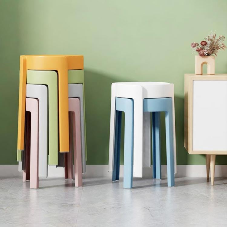 省スペースでコンパクトなインテリアデザイン：スタッキング可能なスツール4脚セット！丸型、北欧スタ..