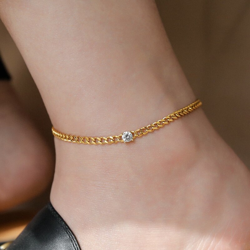 低刺激性のジルコンを使用した金メッキのステンレススチール製アンクレットは、時代を超越したアクセサリーです。