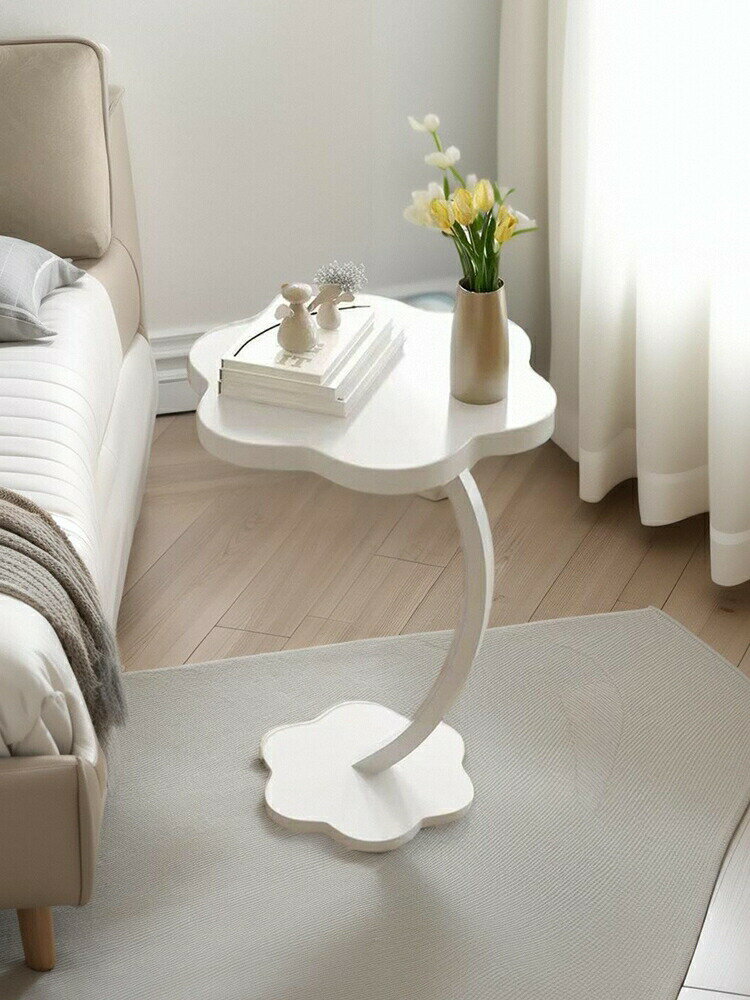 クリーム風の端にある家庭用リビングルームの小さなお茶のソファの横にある小さなテーブルの簡易棚鉄芸..