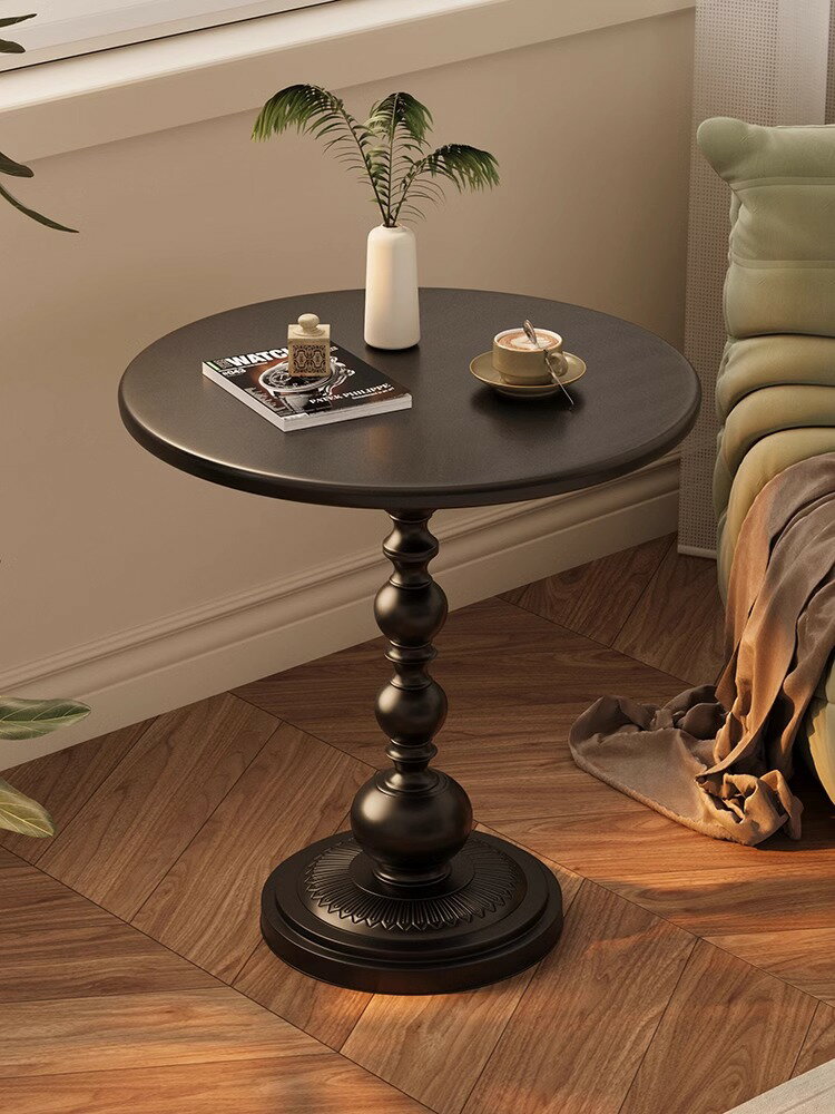 ソファーのそばにリビングルームがあります。黒いレトロな角がいくつかあります。鉄芸円卓の枕元が軽く..