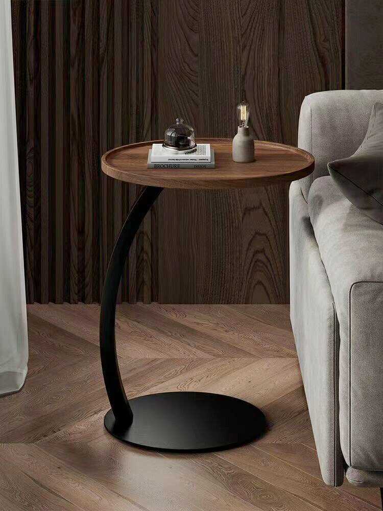 シンプルなリビングルームのソファのサイドには、鉄芸の小さなお茶のいくつかのコーナーがあり、c型寝..