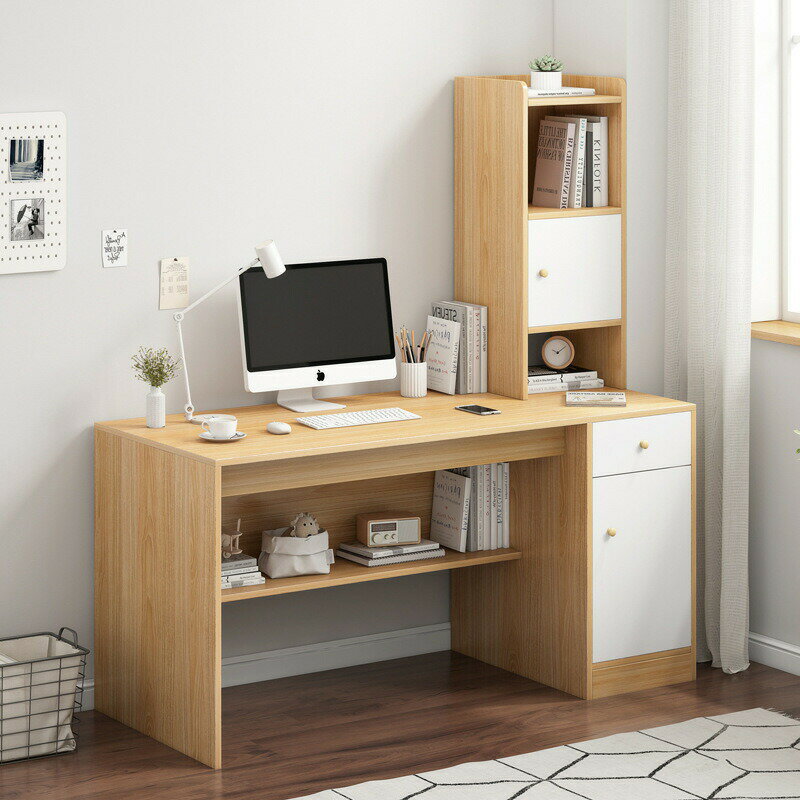 中学生が学習するデスクトップパソ