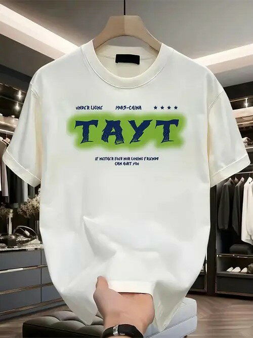 この200gのホワイト半袖Tシャツは、グリーンがかった背景にブルーの文字がフロントにあしらわれ、流行のデザイナー風。コットンの生地は着心地がよく、通気性に優れている。