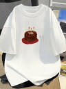 チョコレートのバースデーケーキがプリントされ、ケーキの上に3本のキャンドルが描かれた200gホワイト半袖Tシャツ。コットン素材は着心地がよく、通気性も抜群です。