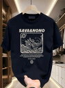 200gのネイビーブルーの半袖Tシャツは、フロントにホワイトの文字、中央に風景や惑星などの要素を描いた線画、その下に英語が配されている。ブラックのクルーネックラインでスタイリングされたヘビーウェイトのコットン素材は、厚みのある質感が特徴です。(4)