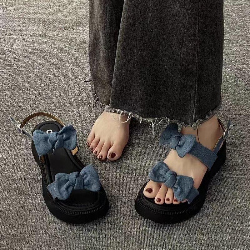 このレディースのフェアリースタイルのデニムサンダルは、新しいリボンとローマのパターンのデザインが..