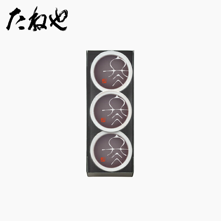商品情報品番09854商品名本生羊羹 冬味 3個入名称生菓子原材料名砂糖（国内製造）、小豆、寒天／グリシン内容量3個（1個105g ※めやす）賞味期限出荷日より2カ月保存方法直射日光、高温多湿をさけて保存箱サイズ22.4×8.7×4.5cmアレルギー29品目該当なし製造者・製造所製造者：(株)たねや滋賀県近江八幡市宮内町3製造所：滋賀県愛知郡愛荘町長野415栄養成分表示：100g当たり　※推定値熱量133kcalたんぱく質2.1g脂質0.1g炭水化物31.0g食塩相当量0g販売情報※手提袋は付きません。別途ご購入ください。対応の手提袋はこちら おすすめのご用途 春 (3〜5月) ひな祭り ホワイトデー お返し 卒業記念品 卒業祝い 御卒業御祝 合格祝い 退職祝い お彼岸 入学祝い 入学内祝 小学校 中学校 高校 大学 就職祝い 社会人 幼稚園 入園内祝い 御入園御祝 昇進祝い 昇格祝い 就任 お弁当 ピクニック お花見 母の日 母の日ギフト お母さんありがとう こどもの日 初節句御祝 端午の節句 節句 お弁当 遠足 帰省土産 ゴールデンウィーク 夏 (6〜8月) 父の日 父の日ギフト お父さんありがとう 七夕 御中元 お中元 夏ギフト サマーギフト 初盆 お盆 帰省土産 暑中御見舞 残暑御見舞 秋 (9月〜11月) 敬老の日 長寿 お彼岸 ハロウィン パーティ ホームパーティ いい夫婦の日 七五三 冬 (12月〜2月) クリスマス Xmas お歳暮 御歳暮 年越し 御正月 お正月 御年賀 お年賀 御年始 年始 寒中御見舞 成人式 成人の日 バレンタイン バレンタインデー 本命 義理 お返し ギフトお祝い 入学祝い 入学御祝 入園祝い 入園御祝 卒園祝い 卒園御祝 卒業祝い 卒業御祝 就職祝い 就職御祝 成人祝い 成人御祝 結婚祝い 御結婚御祝 ご結婚御祝 御出産御祝 ご出産御祝 出産祝い 出産御祝 退院祝い 退院御祝 新築祝い 新築御祝 引っ越し祝い 引越御祝 バースデープレゼント 祝 結婚記念日 還暦 還暦祝い 還暦御祝 祝還暦 ギフトお返し 入学内祝 入園内祝 卒園内祝 卒業内祝 就職内祝 成人内祝 結婚内祝 出産内祝 新築内祝 御見舞御礼 全快祝い 快気祝 快気祝い 快気内祝 香典返し 法事引き出物 桃 の節句（内祝） 端午の節句（内祝） 七五三返礼品 御礼 お礼 謝礼 御返し お返し お祝い返し ギフト季節 バレンタイン ホワイトデー 母の日 父の日 お中元 暑中見舞い 残暑見舞い 初盆 敬老の日 お彼岸 御歳暮 クリスマス 御年賀 寒中見舞い ギフトその他 結婚式 引き出物 引出物 引き菓子 御見舞 結婚記念日 スイーツギフト 手軽なプレゼント おもてなし おやつ お菓子 来客時 手土産 プチギフト おもたせ 心ばかり こころばかり 御挨拶 ご挨拶 寸志 粗菓 仏事 法要など お彼岸 初盆 新盆 新盆見舞い お彼岸 法事 法要 仏事 弔事 志 満中陰志 御供え 御供物 御供 お供え物 お供え お悔やみ 命日 月命日 葬儀 仏壇 お墓参り 粗供養 御仏前 御佛前 御霊前 法要 仏事 法事 年回忌法要 一周忌 三回忌 七回忌 十三回忌 十七回忌 二十三回忌 御膳料 御布施 喪中見舞い 法人様 来客 お茶請け お茶うけ 挨拶回り 開院祝い 開院御祝 開店祝い 開店御祝 開業祝い 開業御祝 昇進祝い 昇進御祝 退職祝い 退職御祝 転職祝い 転職御祝 異動 転勤 定年退職 退職 餞別 贈答品 粗品 新歓 歓迎 送迎 新年会 忘年会 二次会 記念品 景品 周年記念 こんな方へ 奥さん 女性 母 お母さん 旦那さん 男性 父 お父さん 祖母 おばあちゃん 祖父 おじいちゃん お年寄り お子様 子ども 彼女 彼氏 友達 上司 先生 職場 会社 先輩 後輩 同僚 10代 20代 30代 40代 50代 60代 70代 80代 90代 年齢不問 性別不問 古希 喜寿 傘寿 米寿 卒寿 白寿 百寿 兄 弟 姉 妹 湖国 近江 滋賀県 たねや クラブハリエ フラッグシップ店 ラ コリーナ 近江八幡 のどごし一番本生水羊羹 より名称変更いたしました。小豆の風味がやさしく広がる 冬限定の羊羹本生羊羹 冬味 3個入　1,350円 一匙口に運べば、やわらかくなめらかな口あたり。 北海道産小豆の風味をそのままに。 たねや独自の「本生製法」で小豆の風味と旨みを追求し、その時期に一番美味しくなるよう仕上げた羊羹です。 「冬味」は、小豆の風味がより感じられ、深みのある味わいです。