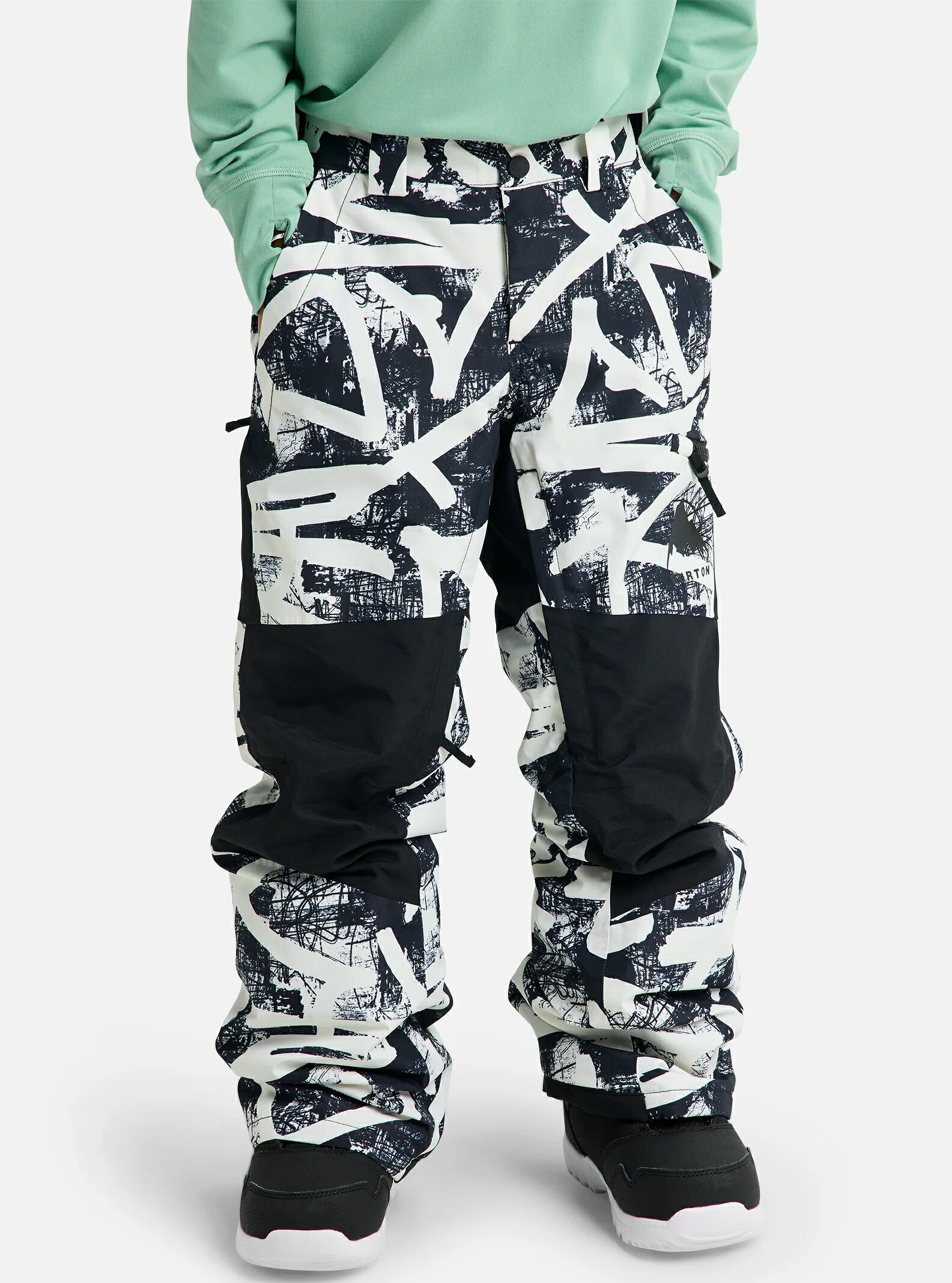 【商品説明】 元気なキッズの動きにも耐える全天候型インサレーション 耐候性と耐久性を兼ね備え、子供向けに補強が施されたキッズ Burton スカイラー パンツ。 【商品の特徴】 ・Room-to-Growでちょうど良いフィット タイトでもルーズでもない、ちょうど良いフィットで、成長に合わせて股下の長さを5cm伸ばせるRoom-To-Growシステムを採用。レイヤリングしやすく動きやすいゆとりのあるシルエットです。 ・吹雪にも負けない耐久性 シームテープ加工を施した耐久性、防水性、透湿性に優れた2レイヤー構造で、どんな悪天候でも体をしっかり守ってドライに保つ頼れるアイテムです。 ・要所を補強 耐摩耗カフに加え、臀部と膝を補強することで、活発なキッズの激しい動きにも負けない耐久性を実現。 ・ライディングのために作られたデザイン 立体裁断の膝部分、外側で調節可能なウエスト、ベルクロカフエレベーター、内臓ブーツゲーターなど、ライディングが大好きなキッズ向けの機能を搭載したパンツです。 ・環境への影響を軽減 bluesign認証製品では、責任を持って生産された素材やPFCフリーの撥水加工を使用することで、生産工程での人や地球への負担を削減しています。 【特性と機能】 ・臀部と膝を補強 ・外側のウエストバンドで調節可能 ・耐摩耗カフ ・Room-To-Grow™システム ・ベルクロ カフエレベーター ・耐水性ブーツゲーター ・立体裁断の膝 ・YKK®ジップ ・PFASを意図的に添加していないメンブレン / 撥水加工。 【Pockets】 ・マイクロフリースライナーのジップハンドウォーマーポケット ・腿のジップポケット 【素材】 ・DRYRIDE™ 2レイヤー プリントポリエステル素材、400Dナイロン（膝部分）、補強シートパネル 製品によって個体差がある場合があります。 *メーカー希望小売価格はメーカー商品タグに基づいて掲載しています ※店頭でも販売中の為、売り切れの際はご容赦ください。 ※柄の配置は生地の取り方により写真と異なることがあります。 ※USサイズとなっていますのでご注意ください！ ※表示在庫と差異が発生している場合がございます。 ※モニターにより、色の見え方が実際の商品と異なることがございます。※店頭でも販売中の為、売り切れの際はご容赦ください。 ※柄の配置は生地の取り方により写真と異なることがあります。 ※USサイズとなっていますのでご注意ください！ ※表示在庫と差異が発生している場合がございます。 ※モニターにより、色の見え方が実際の商品と異なることがございます。