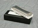 SUZUKI 10-HOLES DIATONIC “SUZUKI ULTRA BENT 30REED” SUB30　(サブサーティー) 従来の10穴ハーモニカの常識を覆す まったく新しい10穴ハーモニカが誕生! 10穴ハーモニカは、その調子(key)で3オクターブもの音域を有していますが、『ベンド奏法』やその他の特殊な奏法によりその調子にはない一部の半音階(クロマチックスケール)の演奏が可能になります。 しかし、特殊奏法によって出された音のピッチやロングトーンを安定させるのは難度の高い技術です。 このハーモニカの最大の特徴は通常20枚のリードに新たに『10枚のベンド専用リード』を追加したことです。 これにより本来ベンド奏法以外の特殊な奏法を用いていた音も通常のベンド奏法と同じ吹き方・感覚での演奏が可能になり、今までは音が出せなくて諦めていたフレーズも流れるように演奏することが可能になります。 そして、ベンド奏法だから正確なピッチ、クリアな音色でアプローチすることがより容易となり、歌い上げるようにメロディを演奏することも可能になります。 プレイに余裕と遊び心・創造性を惹き出してくれるクリエイティブなハーモニカです。 ■仕様 10穴20音 材質:真鍮+クロムメッキカバー/ABSボディ 寸法:104×30×22(mm) 重量:70g 調子:C/A/D 付属品:プラスチックケース【在庫あります!!】 ※15時までのご注文で即日の発送が可能です。 　また、店頭在庫品のため売り切れなどで一時的に在庫が切れる場合もございますので予めご了承ください。 　長期欠品中の商品に関しましては、お手数ですが当店までお問い合わせください。 当店では商品発送前にハーモニカテスターを使用してリードの鳴りが正常か検品を実施しています。