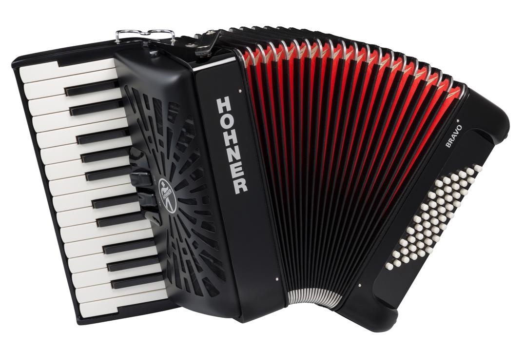 HOHNER BRAVO II/48 入門機として最適なピアノ式の“BRAVO”シリーズ！ ドイツの名門アコーディオンメーカー“HOHNER(ホーナー)”の普及機です。 本格的にアコーディオンを始めたい初心者に最適な“BRAVO”シリーズはピアノ式アコーディオンです。 リーズナブルで初心者にも素晴らしい音色が楽しめるラインナップ。 “BRAVO II/48”は可愛らしい26鍵モデル、2オクターブの音域を有しています。 また、重量は5kg以下と軽量なので、例えば野外などでの動きながらの演奏では大変役立ちます。 入門機としてもちろん、練習用アコーディオンとしても重宝します。 カラーはブラック/ブルー/レッド/ホワイトの4種類からお選び頂けます。 ■仕様 鍵数:26鍵 音域:B&#12316;C リード:M.M ベース:48ベース スイッチ:鍵盤部2 サイズ:幅31×奥行18.5(cm) 重量:4.9kg カラー:ブラック/レッド/ 付属品:ギグバッグ(専用ソフトケース)/ストラップ 【ご確認ください】 グリル部(メロディスイッチ付近)のデザインおよび蛇腹内部の色が予告なく変更となる場合がございます。 予めご了承いただきますようお願い申し上げます(指定等は不可) ※現在、蛇腹内部の色は黒です。☆購入後も安心です☆ 当店ではアコーディオンの修理も行っています。 不具合や調律のご相談などお気軽にアコーディオン担当までご連絡ください。