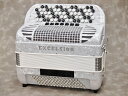 Excelsior Model: 696 [color: White] エキセルシァーのボタン式アコーディオン コンパクトながら43音/96ベースと満足な音域! 素早い動作が可能なボタン式アコーディオンはトップクラスの技巧派ミュージシャンに好んで使われます。 ピアノ(鍵盤)式よりも構造的に短い距離で各音のボタンが密集しているので右手の可動域が拡がり、音の跳躍や速いパッセージ等を演奏するのに有利な点がボタン式の強みです。 3列リード(M.M.L)と音色も豊富で煌びやか、コンパクトなボディで使い勝手のよいモデルです。 ■仕様 ボタン数:77(43音) 音域:E&#12316;A♯ リード:M.M.L ベース:96(4セット) スイッチ:鍵盤部7+ベース部2 サイズ:幅40×高38×奥行18(cm) 重量:9.7kg ハードケース付☆購入後も安心です☆ 当店ではアコーディオンの修理も行っています。 不具合や調律のご相談などお気軽にアコーディオン担当までご連絡ください。