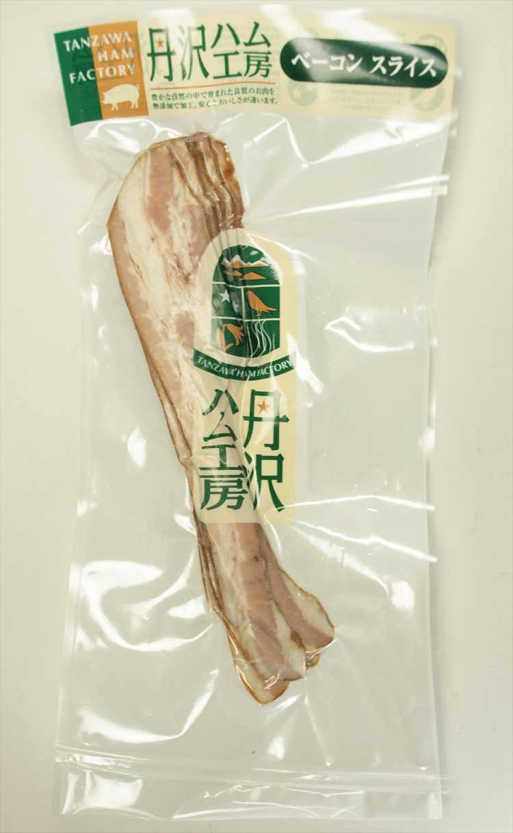 神奈川県の丹沢山麓で健康に育てた豚を使った、自家製の無添加バラベーコンです。豚の飼育から加工まで一括して行い、新鮮な豚肉を使うことができるため、結着剤等の添加物を一切使用せずに作ることができます。