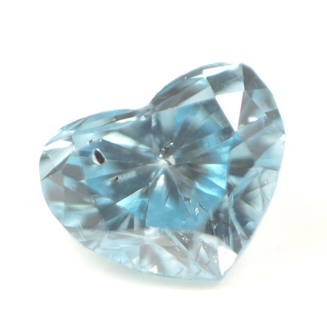 品名：ブルーダイヤモンド(トリートメント)ルース カラット：0.049ct カラー：アイスブルー系 色の起源：処理 ( トリートメント ) クラリティ：Iクラス位 カット：Heart Shape ( ハート・シェイプ ) 寸法：約2.0 × 約2.45 × 約1.5 mm　( 最小径 × 最大径 × 厚さ ) 付属品：簡易ルースケース　・品質証明書 ●こちらの商品は、返品・交換・キャンセル等は一切お断りしております。 ●実店舗等と在庫を共有しております。まれではございますが、ご注文のタイミングによりましては、こちらのページからご注文が完了しても実際には品切れとなっている場合もございます。 あらかじめご了承くださいませ。 ●お問い合わせ等はお気軽にご連絡ください。 ●小さな小さなハートシェイプのブルーダイヤモンド(トリートメント)。 ●トリートメントとは、ダイヤそのものは本物の天然ですが、色のみ人工的に改変しております。 ●いわゆる「アイスブルー」と呼ばれる範疇のトリートメント・ブルーダイヤです。 ●アイス・ブルーにも薄め〜濃いめまで多様でございます。個性と思ってお楽しみいただければ幸いでございます。 ●画像でもわかるように、比較的明るめのすっきりとした水色の色調です。 ●鑑定したらおそらくカラーグレードは「Fancy Intense」クラスかと思います。 ●色調は、「Blue(またはBluish))」と「Green(またはGreenish)」が混ざった結果となると思います。 ●ダイヤの寸法がとても小さいです。よくぞこんな小さな「ハートシェイプ」に研磨してくれたなと思います。 ●ここまで小さいものは探すとなかなか見つからないと思いますので、ある時に入手することをお勧め致します。 ●画像でもお判りいただけるように、ルーペでは細かな傷や黒い内包物などがありますが、肉眼ではダイヤそのものがとても小さいのでまず気にならないと思います。 ●リング(指輪)やペンダントにも、ピアス・イヤリングに、また、こだわりの婚約指輪や結婚指輪などへ加工(別料金)しても楽しめると思います。ハートシェイプのブルーダイヤモンド ▲白い背景で撮影しました。 ▲黒い背景で撮影しました。 ▲側面画像　黒い内包物が何個もあるわけではなく、反射等により複数に映っているものです。 ▲裏面画像　黒い内包物が何個もあるわけではなく、反射等により複数に映っているものです。 ●小さな小さなハートシェイプのブルーダイヤモンド(トリートメント)。 ●トリートメントとは、ダイヤそのものは天然ですが、色のみ人工的に改変しております。 ●いわゆる「アイスブルー」と呼ばれる範疇のトリートメント・ブルーダイヤです。 ●アイス・ブルーにも薄め〜濃いめまで多様でございます。個性と思ってお楽しみいただければ幸いでございます。 ●画像でもわかるように、比較的明るめのすっきりとした水色の色調です。 ●鑑定したらおそらくカラーグレードは「Fancy Intense」クラスかと思います。 ●色調は、「Blue(またはBluish))」と「Green(またはGreenish)」が混ざった結果となると思います。 ●ダイヤの寸法がとても小さいです。よくぞこんな小さな「ハートシェイプ」に研磨してくれたなと思います。 ●ここまで小さいものは探すとなかなか見つからないと思いますので、ある時に入手することをお勧め致します。 ●画像でもお判りいただけるように、ルーペでは細かな傷や黒い内包物などがありますが、肉眼ではダイヤそのものがとても小さいのでまず気にならないと思います。 ●リング(指輪)やペンダントにも、ピアス・イヤリングに、また、こだわりの婚約指輪や結婚指輪などへ加工(別料金)しても楽しめると思います。 　・セミオーダーを全て見る　 　・婚約指輪の選び方 【　発送　】　：　 ご注文確定後、即日〜3営業日以内に発送致します。発送についての詳しい説明を見る ● 品番　：　43273-R ● カラット　：　0.049ct ● カラー　：　アイスブルー系 ● 色の起源　：　処理 ( トリートメント ) ● クラリティ　：　Iクラス 位 ● カット　：　Heart Shape ( ハート・シェイプ ) ● 寸法　：　約2.0 × 約2.45 × 約1.5 mm　( 縦 × 横 × 厚さ ) ● 付属品　：　簡易ルースケース　・品質証明書 ● 鑑定書について 　こちらのダイヤは小さすぎるため、鑑定書や鑑別書の発行は承れません。 　予めご了承のほどよろしくお願い申し上げます。 【　重要なお知らせ　】 ●こちらの商品は、返品・交換・キャンセル等は一切お断りしております。 返品・交換・キャンセル等についての詳しい説明を読む ●実店舗等と在庫を共有しております。まれではございますが、ご注文のタイミングによりましては、こちらのページからご注文が完了しても実際には品切れとなっている場合もございます。 あらかじめご了承くださいませ。 ●お問い合わせ等はお気軽にご連絡ください。