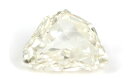 ●ナチュラルのイエローダイヤモンドです。ナチュラルとは、ダイヤモンドそのものもカラーも、全て天然で本物であると鑑定されたダイヤモンドのことを言います。 ●三角形(ちょっと五角形にみえますが)のダイヤモンド。探すと中々見つからないカットのダイヤモンドです。 ●正式名称としては「モディファイド・トライアンギュラー・ブリリアント・カット」です。 ●珍しいカットのダイヤモンドは、カラーダイヤ同様、出合えたときに入手するしか、入手する方法がありません。もちろん、研磨職人に希望を伝えればその通りにカットできますが、価格が数倍に跳ねあがります。 ●ソーティング付には記載されていませんが、このダイヤモンドは、「ポリッシュ(研磨状態)」、「シンメトリー(対称性)」ともに「グッド」の評価。このようなレアなカットのダイヤでは十分に高品質だと思います。 ●カラーは、すっきりとした薄いレモンイエローの色調のUnder N ( Very Light Yellow ) アンダーN ( ベリーライトイエロー)です。 ●DカラーからZカラーまで全て揃えてみませんか！ ●クラリティはVS-2。 ●厚みのない分、大きく見えます。透明感もありキラキラ輝いて、とてもキレイです。 ●リングやペンダントや片耳用ピアスや片耳用イヤリング、またこだわりのエンゲージリング(婚約指輪)への加工も承ります(別料金)。 ・セミオーダー全て ・婚約指輪の選び方 ・お客様オーダー実例集 キーワードから見る&gt;&gt; ・イエローダイヤモンド ・ルース ・カラーダイヤの詳しい説明 ● 納期　：　ご注文確定後、即日〜3営業日以内に発送します。&gt;&gt;納期についての詳しい説明を読む ● 品番　：　41303-R ● カラット　：　0.348ct ● カラー　：　Under N ( Very Light Yellow ) アンダーN ( ベリー・ライト・イエロー) ● 色の起源　：　natural (天然) ● クラリティ　：　VS-2 ● カット　：　Modified Triangular Brilliant Cut (モディファイド・トライアンギュラー・ブリリアント・カット)、三角形 ● 鑑定機関　：　中央宝石研究所 ● 寸法　：　4.02 × 5.31 × 1.96 mm ● 蛍光性　：　Faint (フェイント) ● 付属品　：　ソーティング袋 ( 中央宝石研究所発行 )、ルースケース、品質証明書 ●鑑定書をご希望の方は別料金にて承ります。 ルースと鑑定書をご一緒に発送します。 納期は約1〜2週間加算されます。 　　鑑定書ご注文ページへ 【　重要なお知らせ　】 ●こちらの商品は、返品・交換・キャンセル等は一切お断りしております。返品・交換・キャンセル等についての詳しい説明を読む&gt;&gt; ●在庫を実店舗等と共有しております。ご注文のタイミングによりましては、実際には品切れの場合がございます。 　 あらかじめご了承下さいませ。 ●お問い合わせ等はお気軽にご連絡下さい。▲正面画像　黒い背景で撮影致しました。白濁したように見えますが、実際の色調は透明感のある爽やかな薄いレモンイエローの色調です。 ▲正面画像　白い背景で撮影致しました。白濁したように見えますが、実際の色調は透明感のある爽やかな薄いレモンイエローの色調です。 ▲側面画像 ▲ 裏面画像 ▲中央宝石研究所 ソーティング袋画像 ▲ルースケースイメージです。中央のピンクダイヤは撮影用であり、ケースには含まれません。 ●ナチュラルのイエローダイヤモンドです。ナチュラルとは、ダイヤモンドそのものもカラーも、全て天然で本物であると鑑定されたダイヤモンドのことを言います。 ●三角形(ちょっと五角形にみえますが)のダイヤモンド。探すと中々見つからないカットのダイヤモンドです。 ●正式名称としては「モディファイド・トライアンギュラー・ブリリアント・カット」です。 ●珍しいカットのダイヤモンドは、カラーダイヤ同様、出合えたときに入手するしか、入手する方法がありません。もちろん、研磨職人に希望を伝えればその通りにカットできますが、価格が数倍に跳ねあがります。 ●ソーティング付には記載されていませんが、このダイヤモンドは、「ポリッシュ(研磨状態)」、「シンメトリー(対称性)」ともに「グッド」の評価。このようなレアなカットのダイヤでは十分に高品質だと思います。 ●カラーは、すっきりとした薄いレモンイエローの色調のUnder N ( Very Light Yellow ) アンダーN ( ベリーライトイエロー)です。 ●DカラーからZカラーまで全て揃えてみませんか！ ●クラリティはVS-2。 ●厚みのない分、大きく見えます。透明感もありキラキラ輝いて、とてもキレイです。 ●リングやペンダントや片耳用ピアスや片耳用イヤリング、またこだわりのエンゲージリング(婚約指輪)への加工も承ります(別料金)。 ・セミオーダー全て ・婚約指輪の選び方 ・お客様オーダー実例集 キーワードから見る&gt;&gt; ・イエローダイヤモンド ・ルース ・カラーダイヤの詳しい説明 ● 納期　：　ご注文確定後、即日〜3営業日以内に発送します。&gt;&gt;納期についての詳しい説明を読む ● 品番　：　41303-R ● カラット　：　0.348ct ● カラー　：　Under N ( Very Light Yellow ) アンダーN ( ベリー・ライト・イエロー) ● 色の起源　：　natural (天然) ● クラリティ　：　VS-2 ● カット　：　Modified Triangular Brilliant Cut (モディファイド・トライアンギュラー・ブリリアント・カット)、三角形 ● 鑑定機関　：　中央宝石研究所 ● 寸法　：　4.02 × 5.31 × 1.96 mm ● 蛍光性　：　Faint (フェイント) ● 付属品　：　ソーティング袋 ( 中央宝石研究所発行 )、ルースケース、品質証明書 ●鑑定書をご希望の方は別料金にて承ります。 ルースと鑑定書をご一緒に発送します。 納期は約1〜2週間加算されます。 　　鑑定書ご注文ページへ 【　重要なお知らせ　】 ●こちらの商品は、返品・交換・キャンセル等は一切お断りしております。返品・交換・キャンセル等についての詳しい説明を読む&gt;&gt; ●在庫を実店舗等と共有しております。ご注文のタイミングによりましては、実際には品切れの場合がございます。 　 あらかじめご了承下さいませ。 ●お問い合わせ等はお気軽にご連絡下さい。