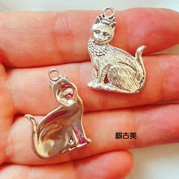 【ハンドメイドパーツ】素材アンティーク風・メタルチャーム・銀古美・猫 【p2357】