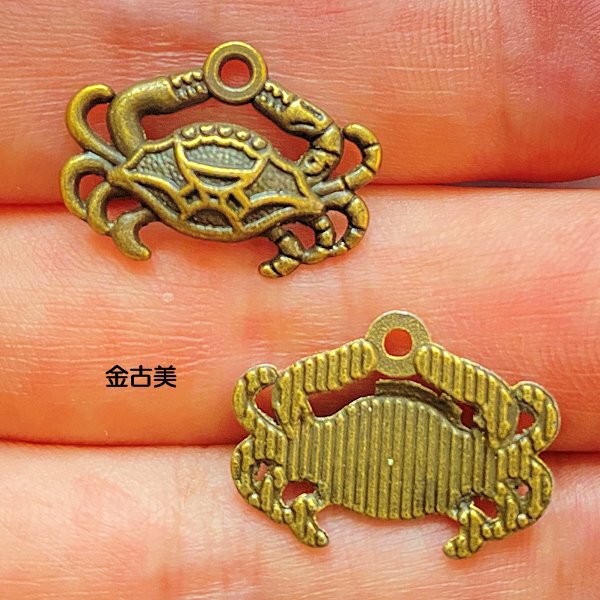 【ハンドメイドパーツ素材】アンティーク風・メタルチャーム・デコ・金古美・蟹【b6h4p】