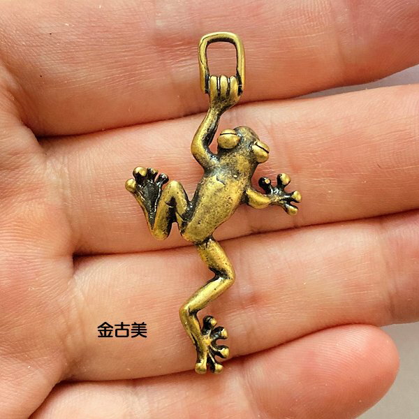 【ハンドメイドパーツ】素材アンティーク風・メタルチャーム・デコ・金古美・蛙【a10j1p】