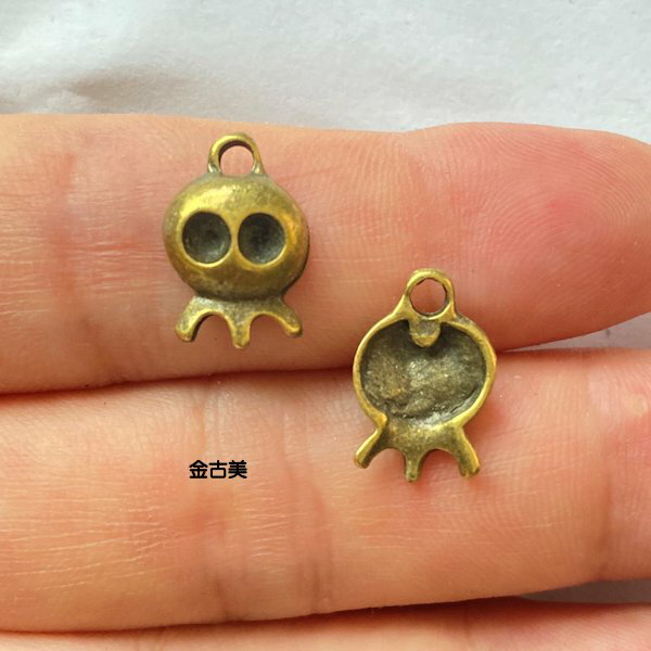 【ハンドメイドパーツ】素材アンティーク風・メタルチャーム・金古美・タコ 【p2350】