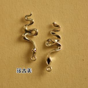 【ハンドメイドパーツ素材】アンティーク風・メタルチャーム・デコ・銀古美・蛇【a8i6p】