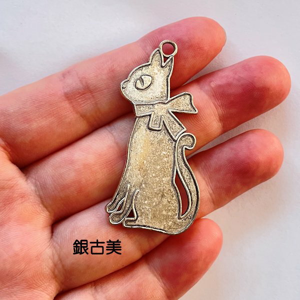 【ハンドメイドパーツ】素材アンティーク風・メタルチャーム・デコ・銀古美・猫 【qq7】