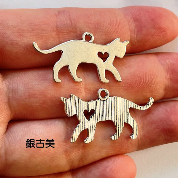 【ハンドメイドパーツ】素材アンティーク風・メタルチャーム・銀古美・猫【p2073-sa】