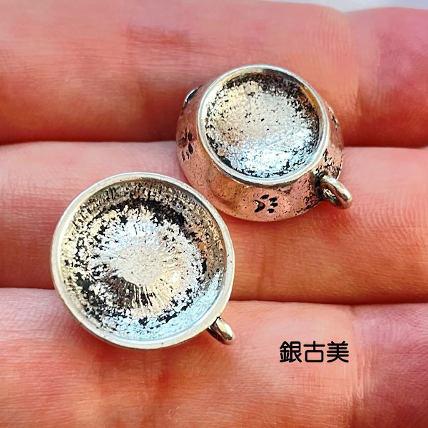 【ハンドメイドパーツ素材】アンティーク風・メタルチャーム・デコ・銀古美・餌皿【b10g1p】