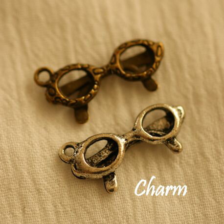 【ハンドメイドパーツ素材】アンティーク風・メタルチャーム・デコ・メガネ【d3n4p-d3n5p】