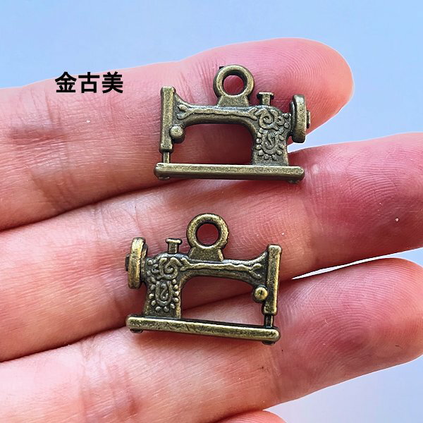 【ハンドメイドパーツ】素材アンティーク風・メタルチャーム・デコ・金古美・ミシン【f5】