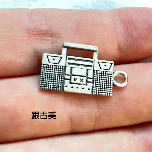 【ハンドメイドパーツ】素材アンティーク風・メタルチャーム・ラジオ 【ac2002-gasa】