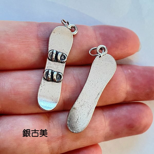 【ハンドメイドパーツ】素材アンティーク風・メタルチャーム・スケートボード【ac2237-saag】