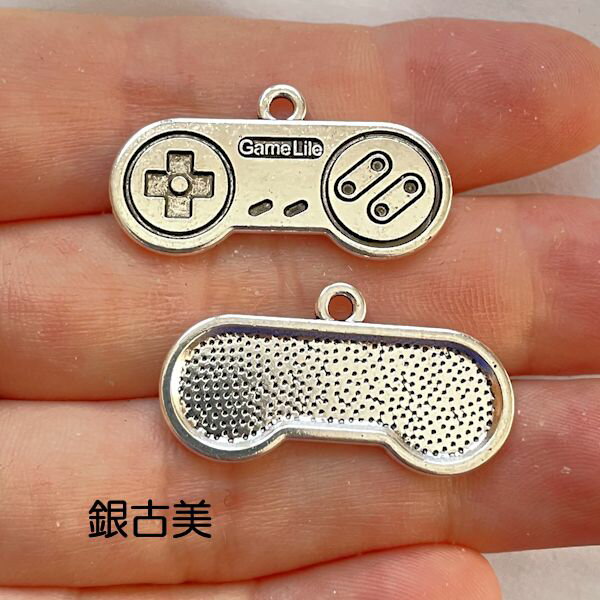 【ハンドメイドパーツ】素材アンティーク風・メタルチャーム・銀古美・ゲーム【ac2051-sa】