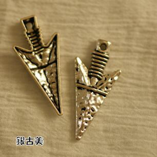 【ハンドメイドパーツ】素材アンティーク風・メタルチャーム・デコ・銀古美・矢印【c8j8p】