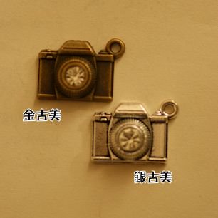 【ハンドメイドパーツ素材】アンティーク風・メタルチャーム・デコ・カメラ【c8f3p-c8f4p】