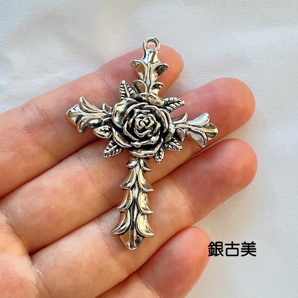 【ハンドメイドパーツ素材】アンティーク風・メタルチャーム・デコ・銀古美・十字架【d7a8p】