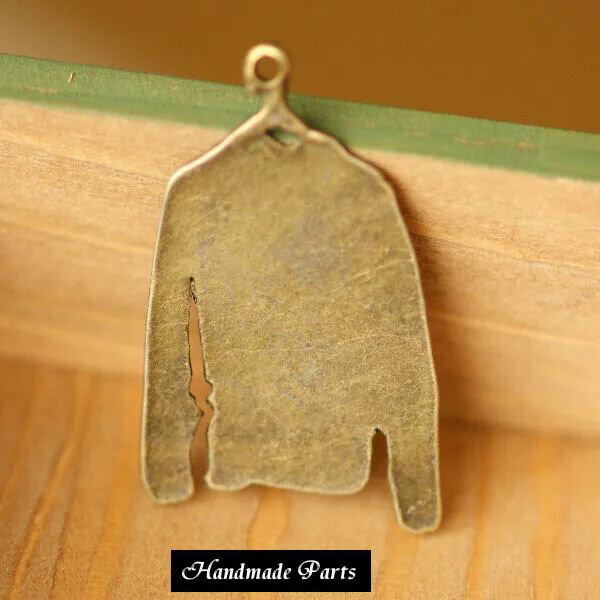 【ハンドメイドパーツ素材】アンティーク風・メタルチャーム・デコ・金古美・上着【d3g4p】