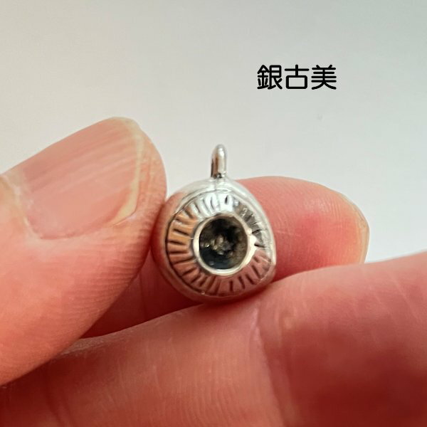 【ハンドメイドパーツ】素材アンティーク風・メタルチャーム・デコ・銀古美・眼球【r350-sa】