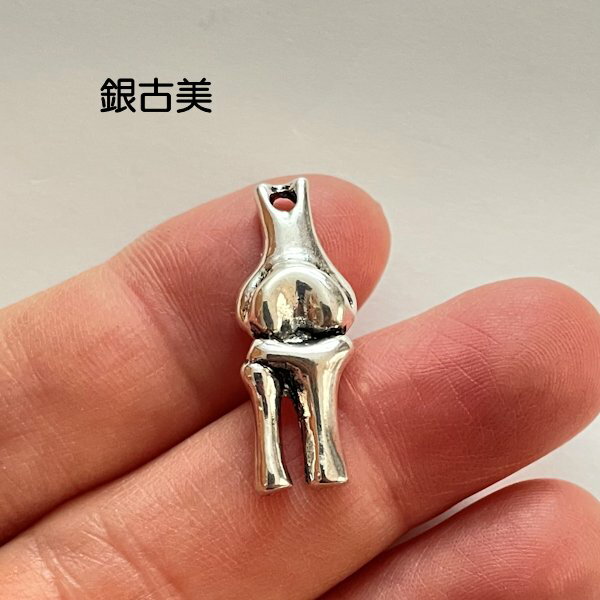 【ハンドメイドパーツ素材】アンティーク風・メタルチャーム・デコ・銀古美・膝【r437-sa】