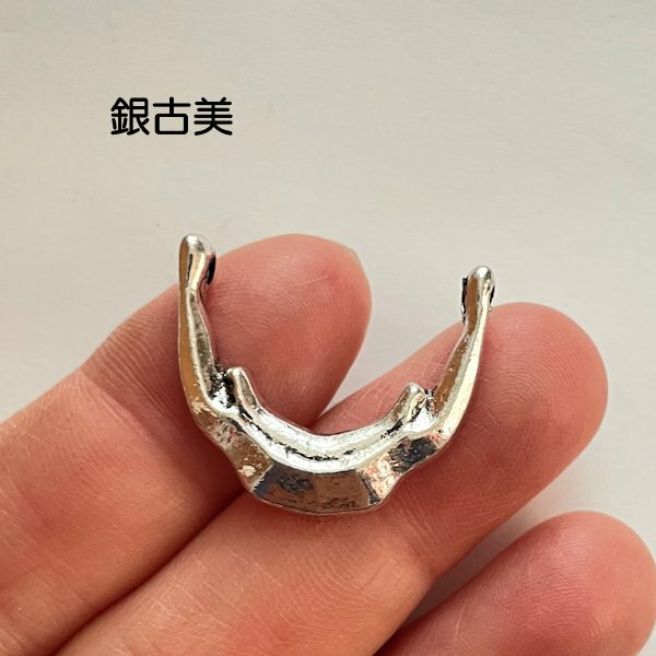 【ハンドメイドパーツ】素材アンティーク風・メタルチャーム・デコ・銀古美・舌骨【r435-sa】