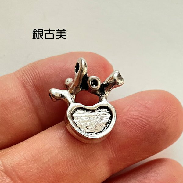 【ハンドメイドパーツ素材】アンティーク風・メタルチャーム・デコ・銀古美・腰椎【r440-sa】
