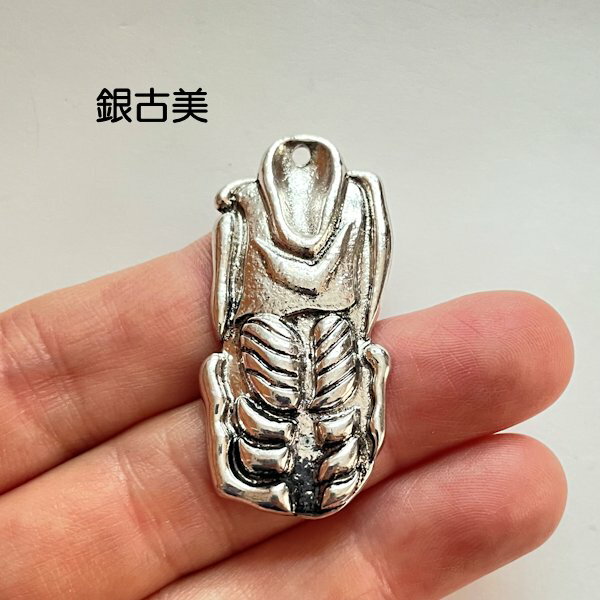 【ハンドメイドパーツ】素材アンティーク風・メタルチャーム・デコ・銀古美・喉頭【r438】