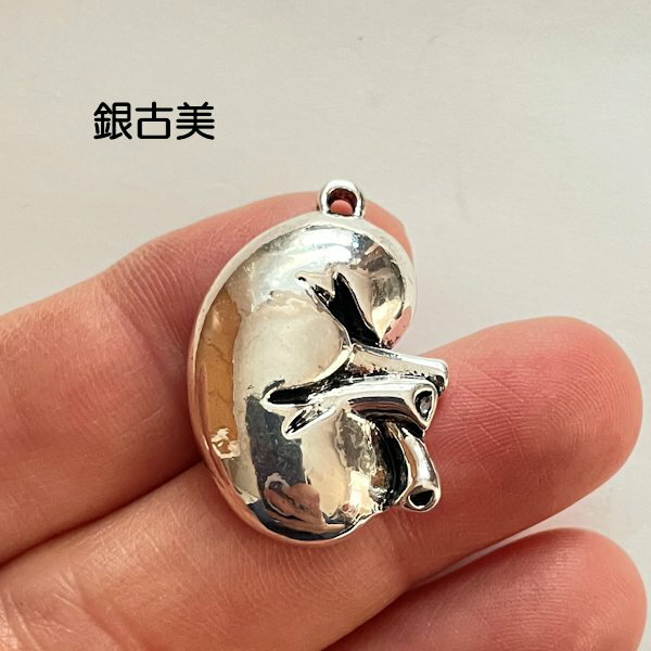 【ハンドメイドパーツ素材】アンティーク風・メタルチャーム・デコ・銀古美・腎臓 【r439-sa】
