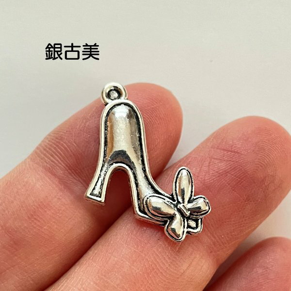 【ハンドメイドパーツ】素材アンティーク風・メタルチャーム・銀古美・ヒール【f252】