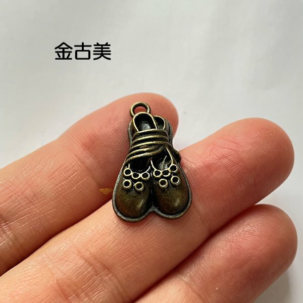 【ハンドメイドパーツ】素材アンティーク風・メタルチャーム・金古美・靴【f253】