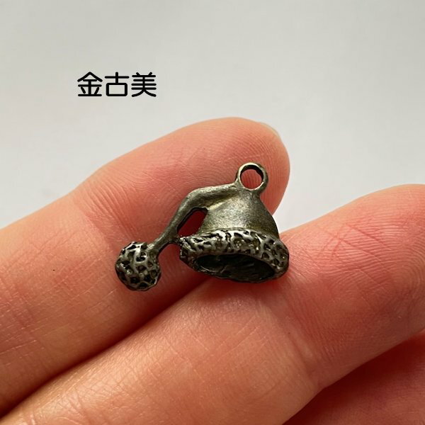 【ハンドメイドパーツ】素材アンティーク風・メタルチャーム・金古美・帽子【f205】