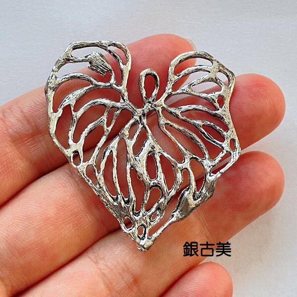 【ハンドメイドパーツ素材】アンティーク風・メタルチャーム・デコ・銀古美・葉 【c3g8p】