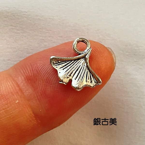 【ハンドメイドパーツ素材】アンティーク風・メタルチャーム・デコ・銀古美・銀杏【c2c8p】