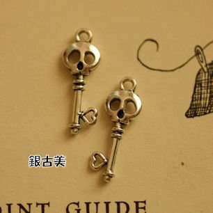 【ハンドメイドパーツ素材】アンティーク風・メタルチャーム・デコ・銀古美・スカルの鍵【d10j6p】