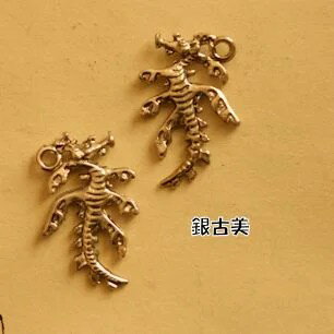 【サイズ】約 2.5cm x 1.7cm 【素　材】合金 【カラー】アンティーク風銀古美 【入り数】1個入