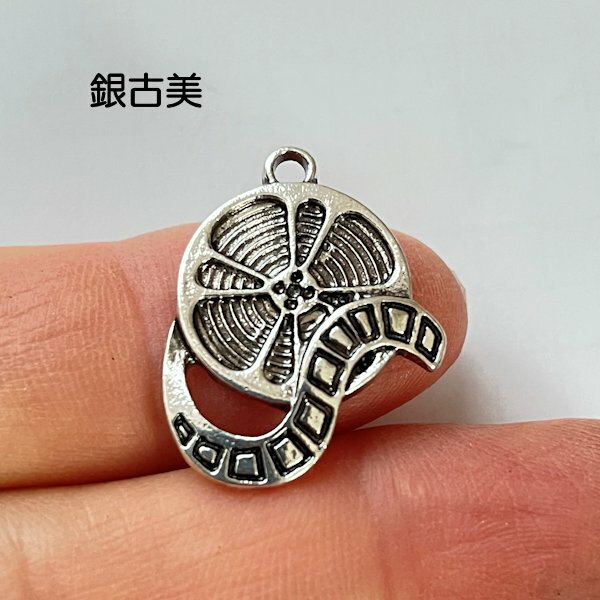 【ハンドメイドパーツ】素材アンティーク風・メタルチャーム・デコ・銀古美・南瓜 【ah225】